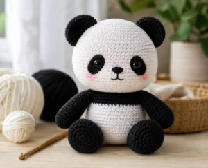 Gehäkelter Panda mit Garn, Häkelnadel, Füllwatte, Sicherheitsaugen, Nadel und Schere
