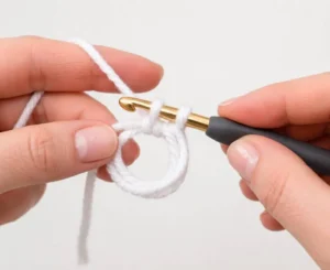 Häkeln eines Fadenrings mit weißem Garn und Häkelnadel